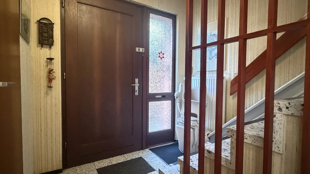 Der Eingangsbereich mit Zugang zum Dachgeschoss