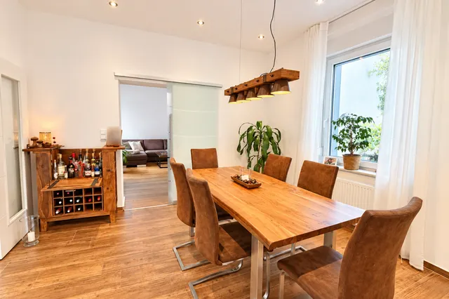 Esszimmer - zentraler Bereich zum WR und zur Küche