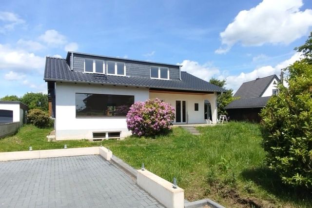 Hausansicht mit Stellplatz