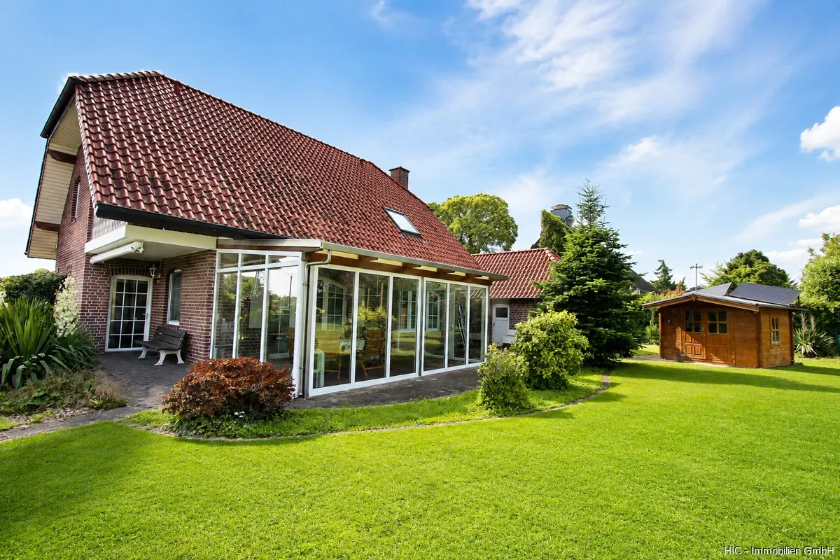 Rustikales Bauernhaus im Grünen