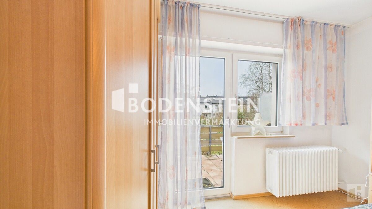 Schlafzimmer mit Ausgang zum Balkon OG