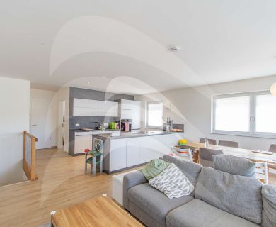 LICHTRAUM WALDKIRCHEN – Moderne Neubauwohnung auf zwei Etagen mit Südbalkon