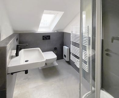 Top gepflegte DG-Wohnung mit modernem Bad und Cabriofenster