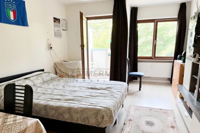 Zimmer mit Zugang zur kleinen Terrasse