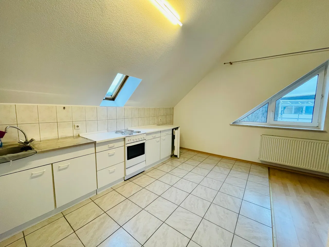MA-Seckenheim – großes Dachstudio mit Einbauküche - Photo 3