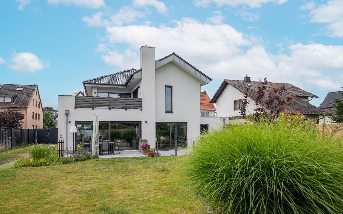 Architektenhaus der Extraklasse mit Einliegerwohnung, modernster Technik, KfW 55  und  Traumgarten