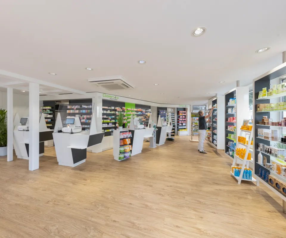 Ihre Galenus Apotheke mit viel Platz für persönliche Beratung und Service.