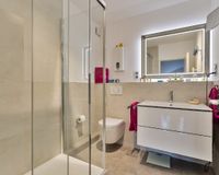 modernes, hochwertiges Bad mit Dusche