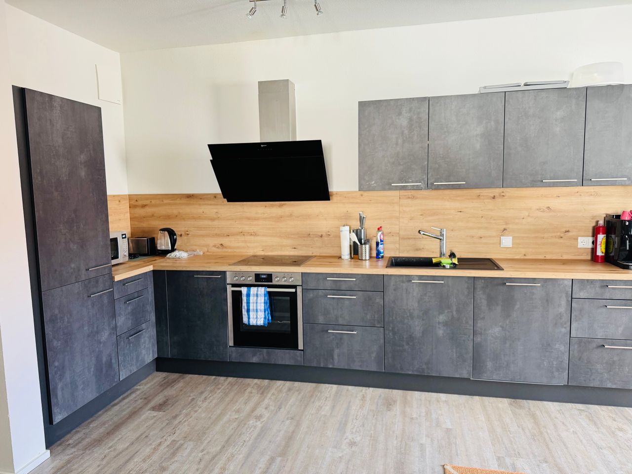 Moderne 2-Zimmer-Dachgeschosswohnung mit Aufzug, Balkon, Einbauküche und 2 PKW-Stellplätzen - Foto 5