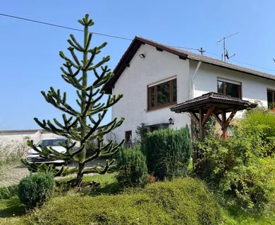 Geräumiger Bungalow mit großem Grundstück und Doppelgarage am Ortsrand von Altenkirchen!