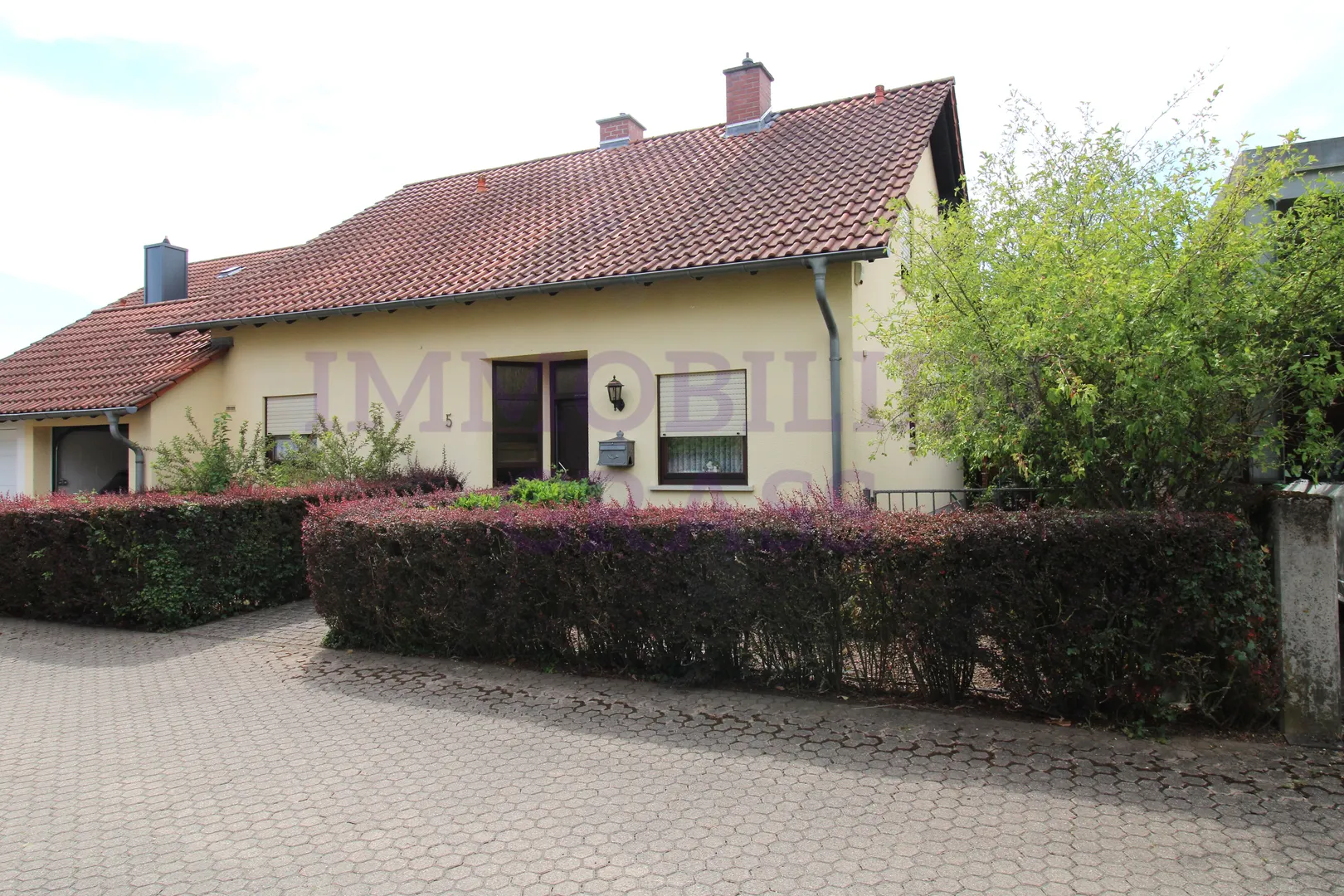 SEHR GEPFLEGTES EINFAMILIENHAUS IN BEVORZUGTER UND RUHIGER WOHNLAGE VON RIEGELSBERG