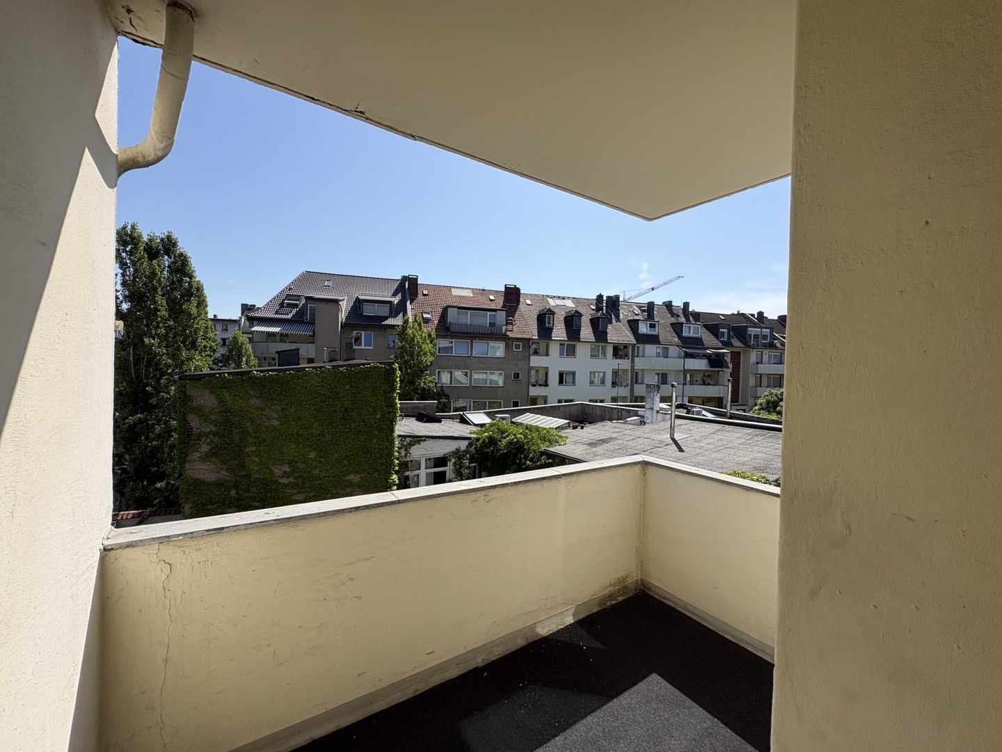 Zentral wohnen mit allem drum und drin: 2 Zimmer, EBK, Parkett und Balkon - Photo 5