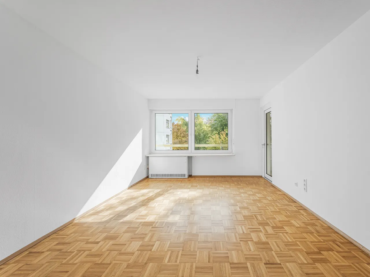 Wohnzimmer mit Zugang zum Balkon