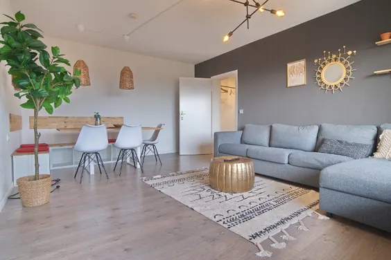 Helle Wohnung mit 2 Schlafzimmern und Balkon, Komplettausstattung, Internetzugang