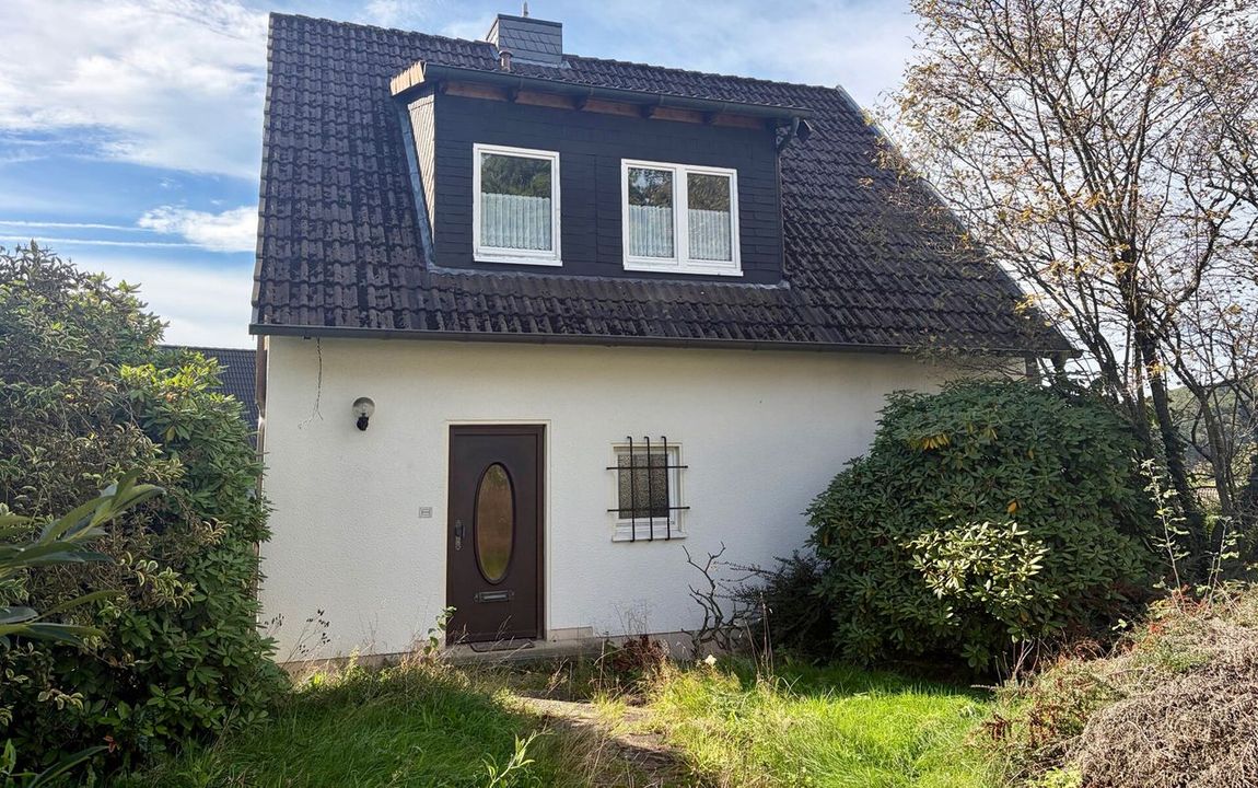Charmantes Haus für die kleine Familie mit Garten und Doppelcarport!
