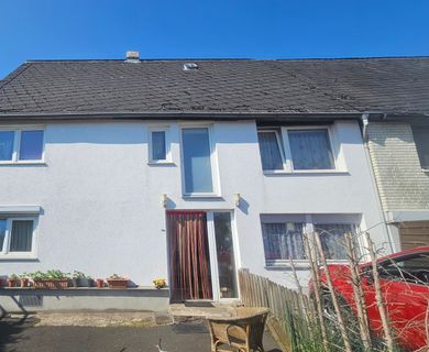 Solide Doppelhaushälfte mit mediterranem Gartenflair 
in zentraler Lage!