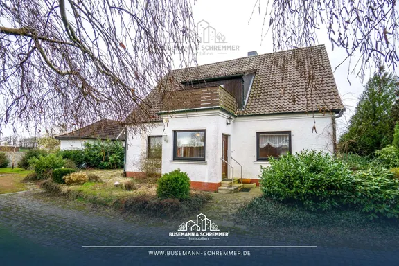 Einfamilienhaus auf Grundst&uuml;ck in Feldrandlage &ndash; 1.140 m&sup2; mit gro&szlig;em Neubaupotenzial