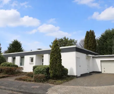 Freist. Bungalow – ca. 266 m² Wohn-/Nutzfläche – 689 m² Grundstück – Sackgasse