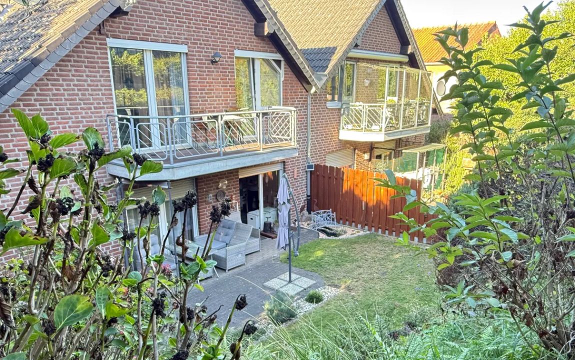 Großzügige Erdgeschosswohnung mit eigenem Garten, großer Garage und ruhiger Hinterlandlage