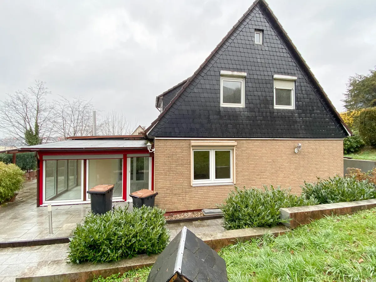 Großes Einfamilienhaus mit Kaminzimmer und Wintergarten