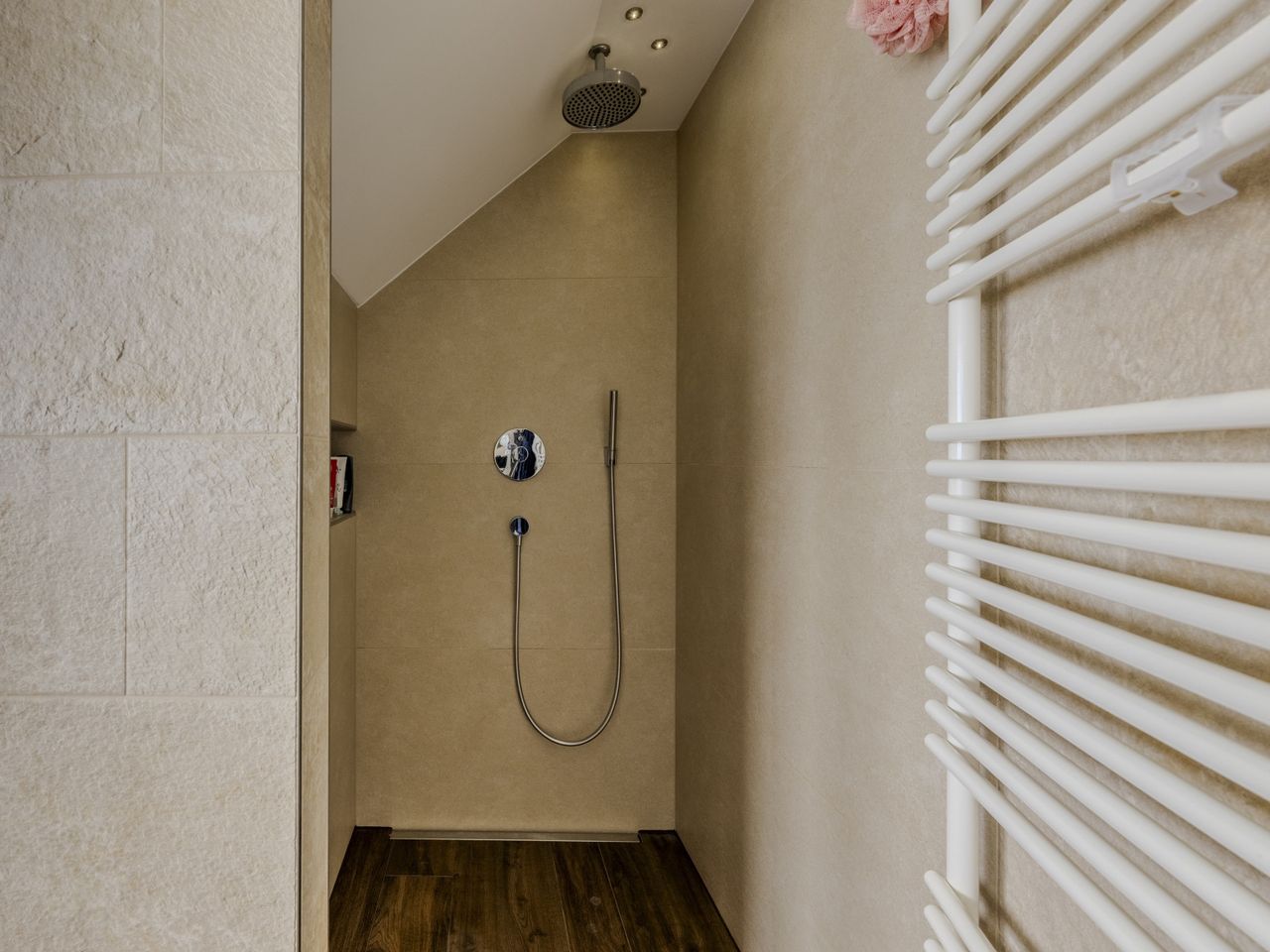 Begehbare Dusche im Dachgeschoss