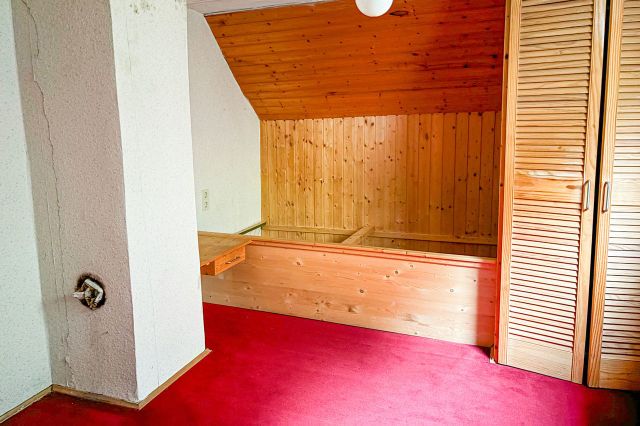 Zimmer Dachboden Altbau