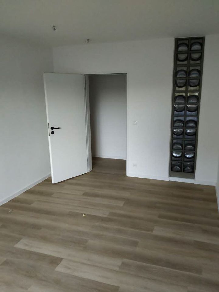 Zimmer 2 mit Balkonausgang zum Hof