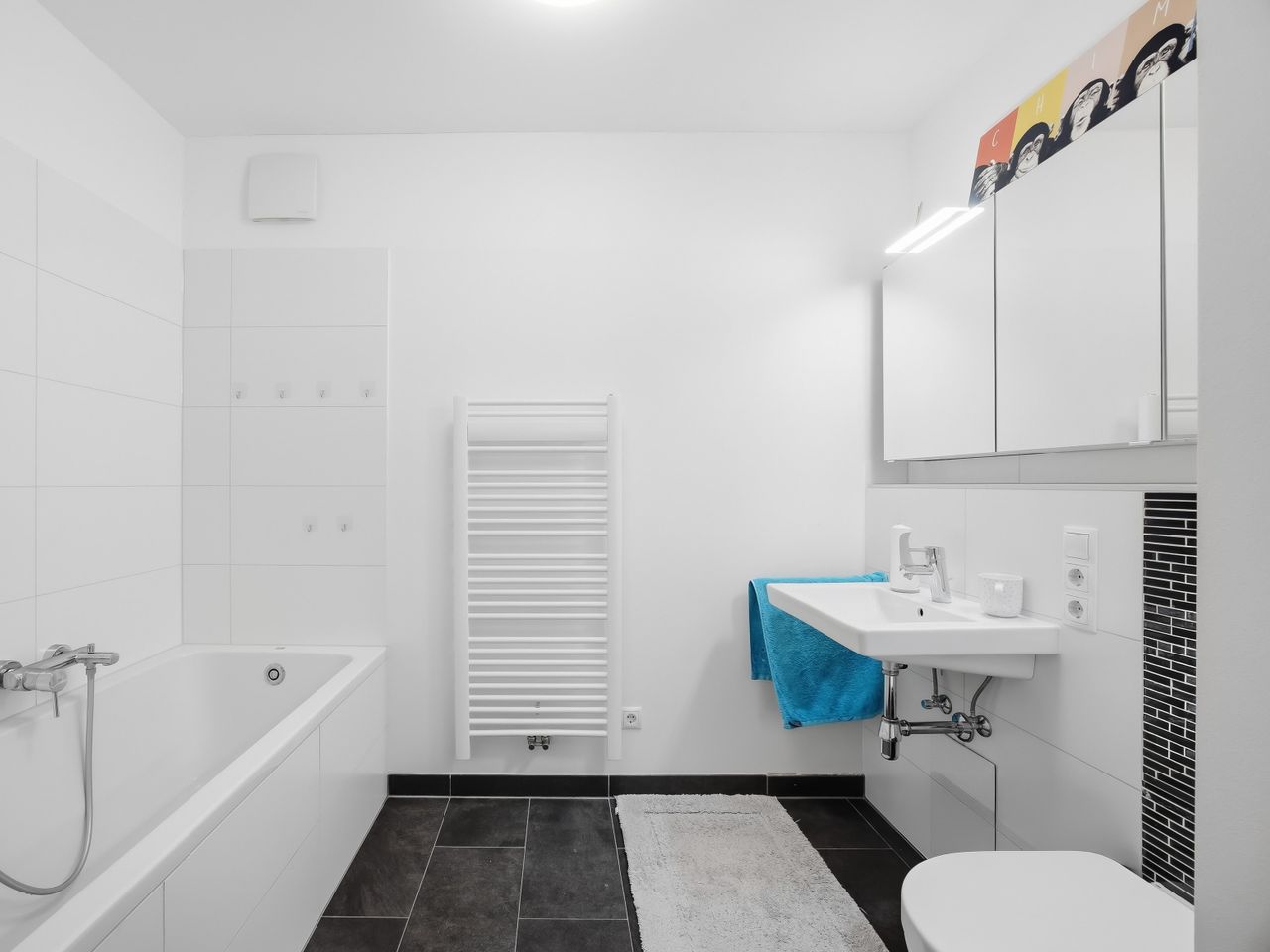 Zeitloses Badezimmer mit Badewanne und Dusche