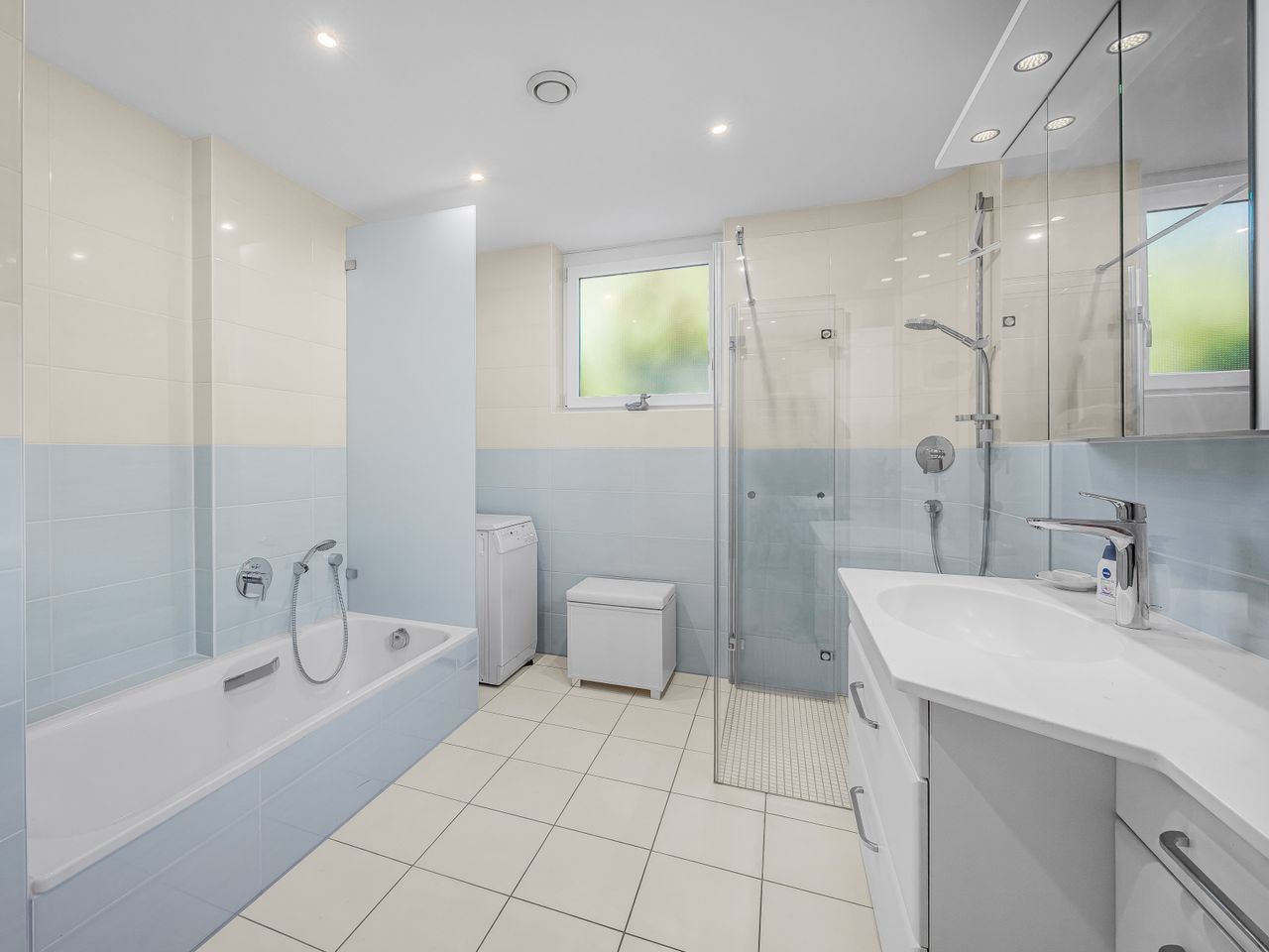 Bad im Souterrain mit Dusche