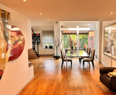 Großzügige Maisonettewohnung mit Parkblick, Sauna und Garage.