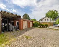 Mit Garagen und Carport