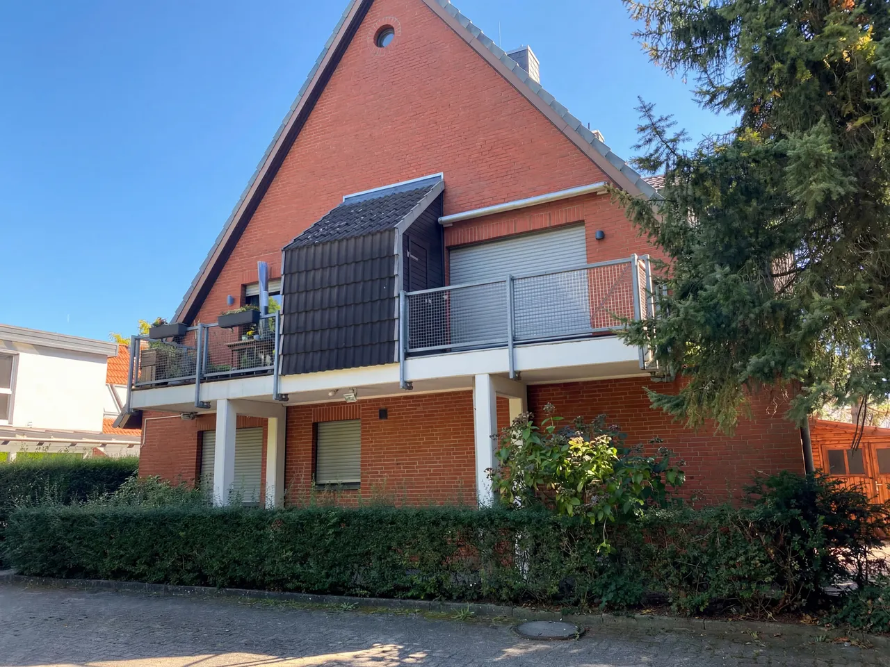 Hausansicht mit Balkon