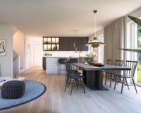 Es handelt sich um unverbindliche Illustrationen mit Sonderausstattungen. Die Bauausführung erfolgt durch das Bauunternehmen