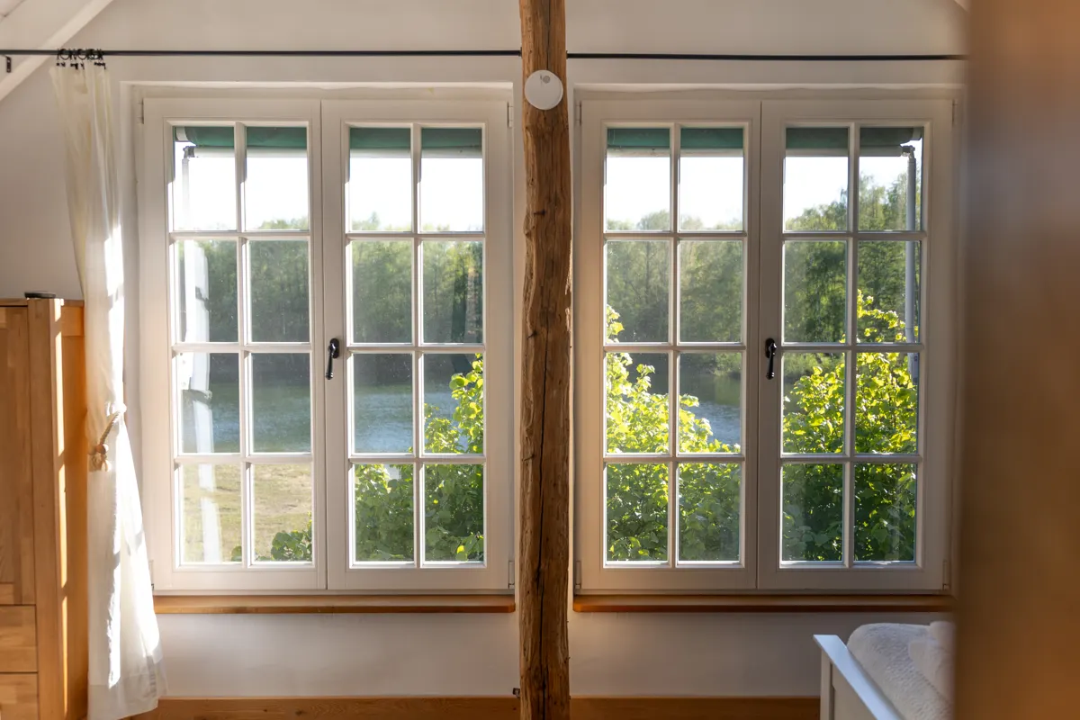 Blick aus dem Schlafzimmer auf den See
