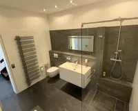 ...und Dusche & Handtuchheizkörper