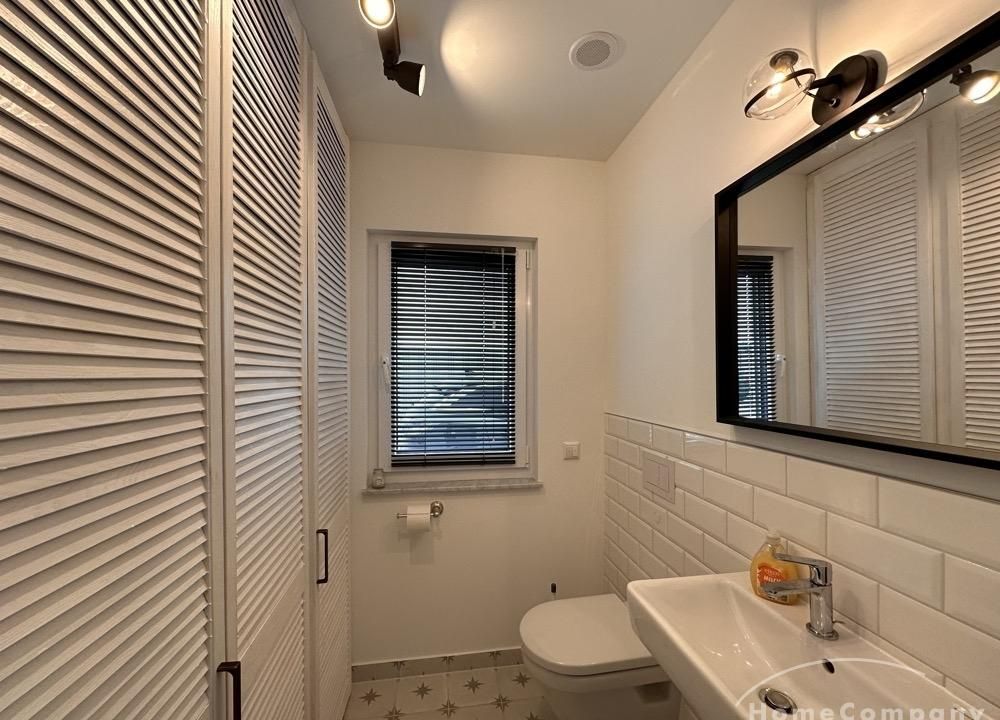 G&auml;ste WC mit Waschtrockner und Abstellplatz