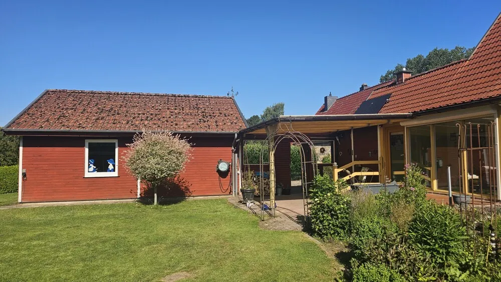 Blick vom Garten auf die Garageund Terrasse