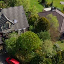 Exklusives Einfamilienhaus mit großzügigem Wohnkonzept und Naturgarten!