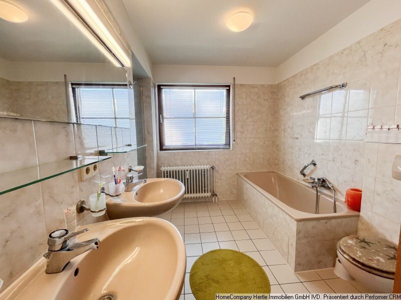 Gro&szlig;es Badezimmer