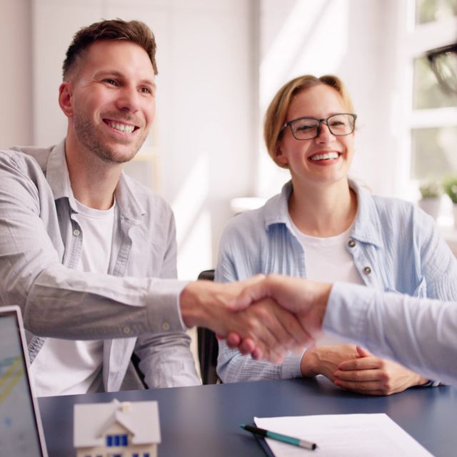 Handschütteln im Büro