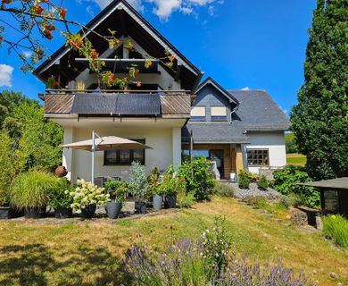 Zweifamilienhaus auf großem Grundstück mit unverbaubarem Fernblick – nahe Montabaur!