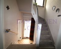 Eingang mit Treppenhaus