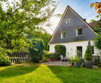 Stilvoll modernisiertes Einfamilienhaus mit historischem Charme und idyllischem Garten