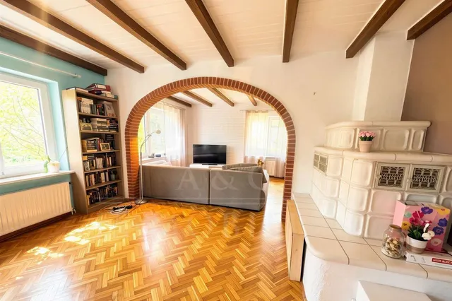 Wohnzimmer mit Kamin