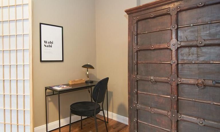 Wohnzimmer mit Arbeitsbereich