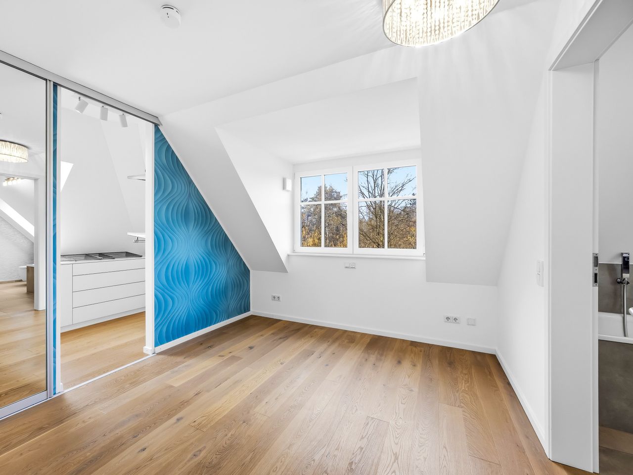 Schlafzimmer mit begehbarer Ankleide