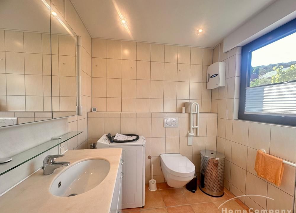 Tageslichtbad mit Waschmaschine