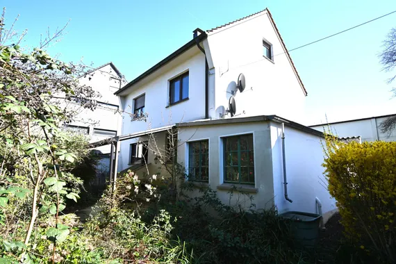 **** Vielseitiges Zweifamilienhaus mit großzügigem Garten... ****