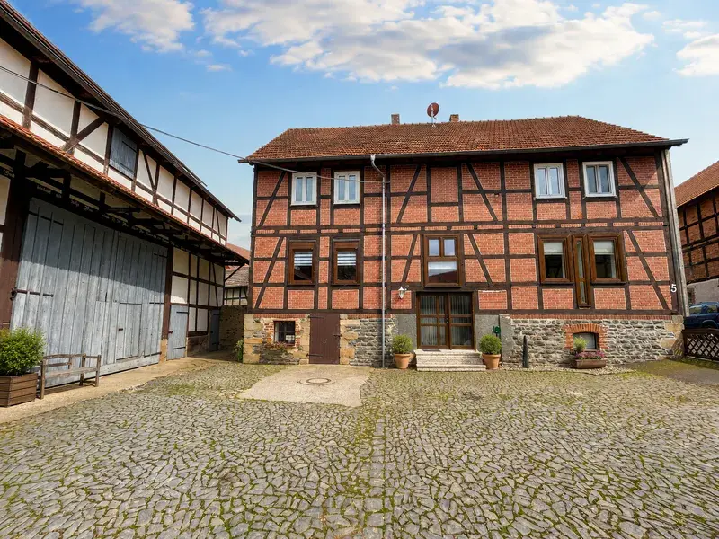 Wohnhaus mit Blick zum Nebengebäude