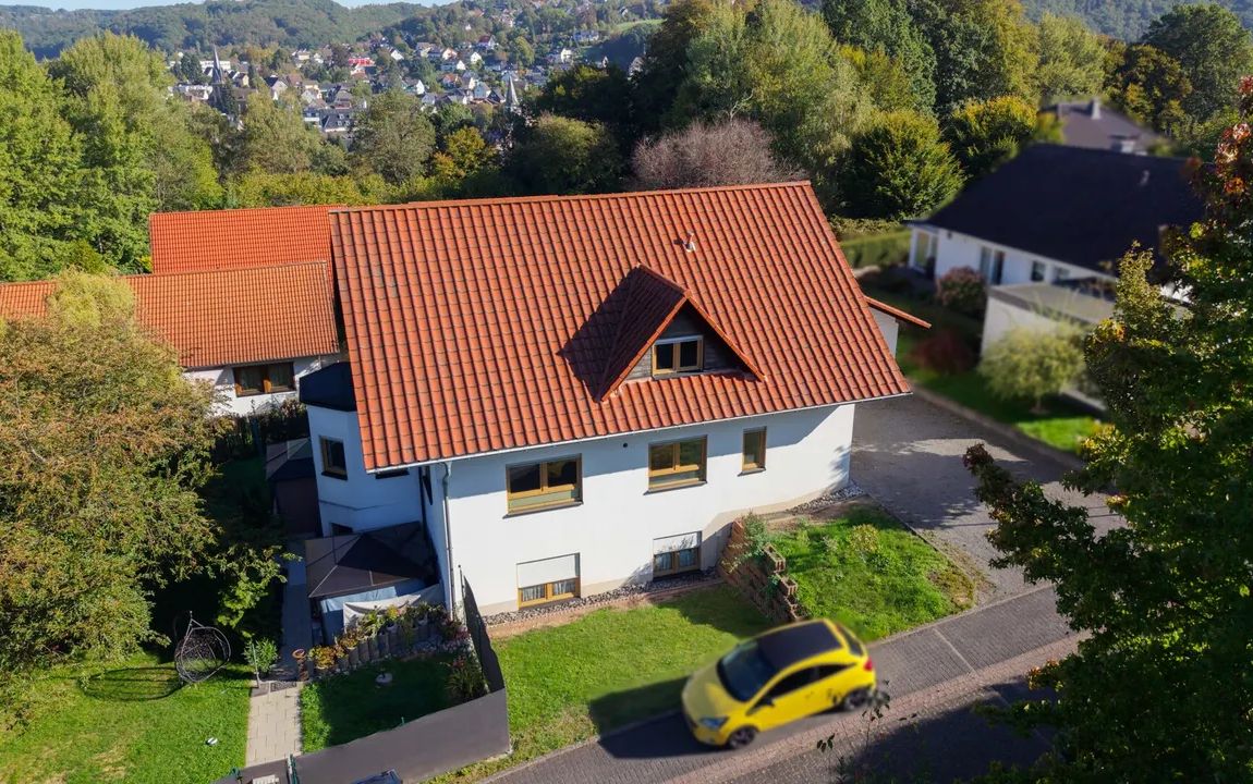Gepflegtes Einfamilienhaus mit vermieteter ELW auf Erbpachtgrundstück in Randlage von Windeck-Rosbach!